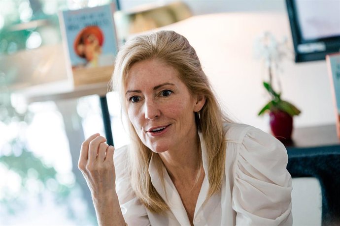 La escritora estadounidense Kathryn Stockett durante una rueda de prensa, en el Hotel H10 Puerta de Alcalá, a 1 de junio de 2026, en Madrid (España)