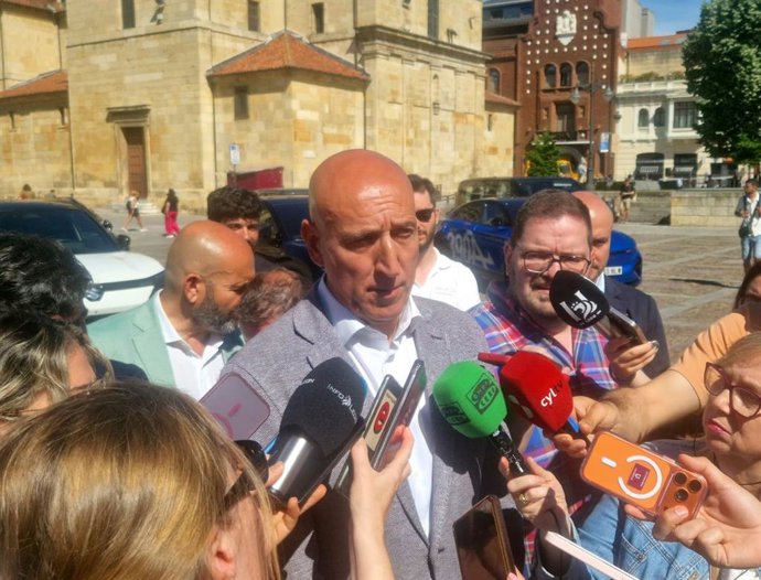 El alcalde de León, José Antonio Diez, atiende a los medios de comunicación en la plaza de San Marcelo de la capital leoensa.