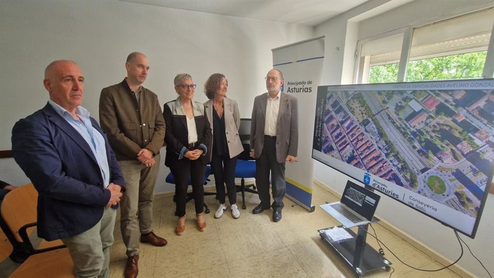 La consejera de Salud del Principado, Concepción Saavedra, junto a otras autoridades, presenta el proyecto de mejora del centro de especialidades 'Doctor Avelino González', en Gijón.