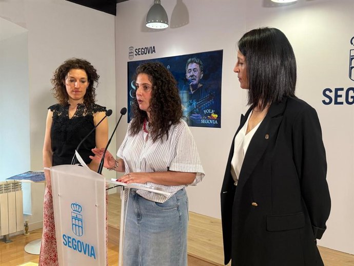 La directora de la Fundación Don Juan de Borbón, Noelía Gómez (izda), la directora de Folk Segovia, Cristina Ortiza, y la concejal Berta Migueláñez.
