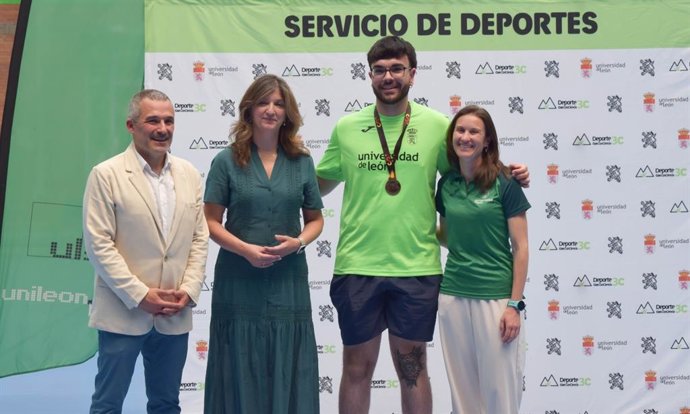 La rectora de la ULE, Nuria González (centro izquierda), junto a uno de los medallistas de los Campeonatos de España Universitarios.