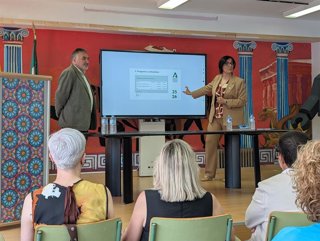 La delegada de Desarrollo Educativo y FP de la Junta, María José Martín ha informado de que los centros de la provincia ya han instalado un total de 2.496 nuevos elementos de climatización gracias al Plan de Confort Térmico impulsado por la Junta