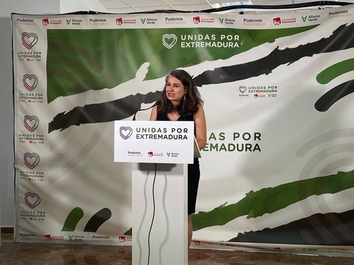 La portavoz de Unidas por Extremadura, Irene de Miguel, en rueda de prensa