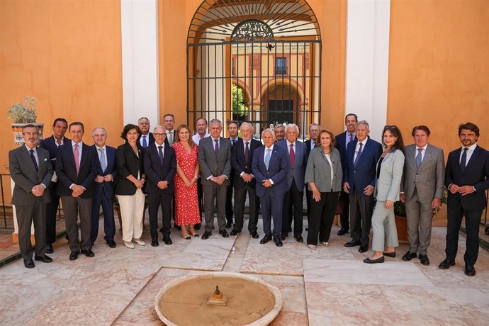 Imagen de la reunión entre el alcalde de Sevilla, José Luis Sanz (c) y los representantes de la Fundación Andalucía-América, en el Alcázar