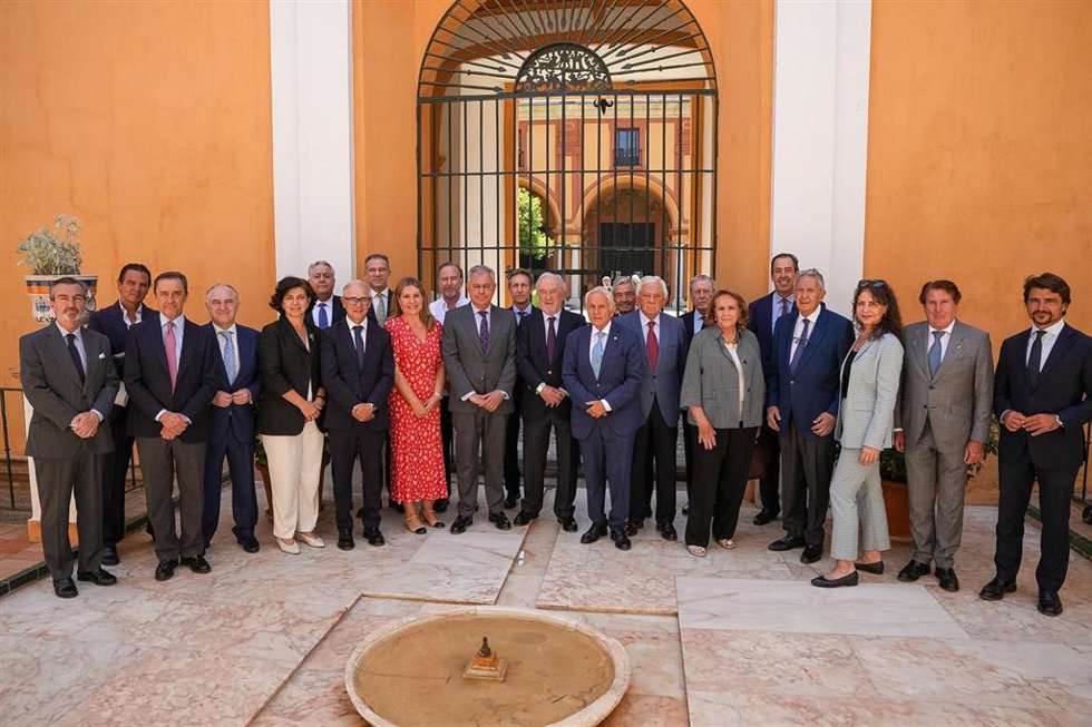 Imagen de la reunión entre el alcalde de Sevilla, José Luis Sanz (c) y los representantes de la Fundación Andalucía-América, en el Alcázar