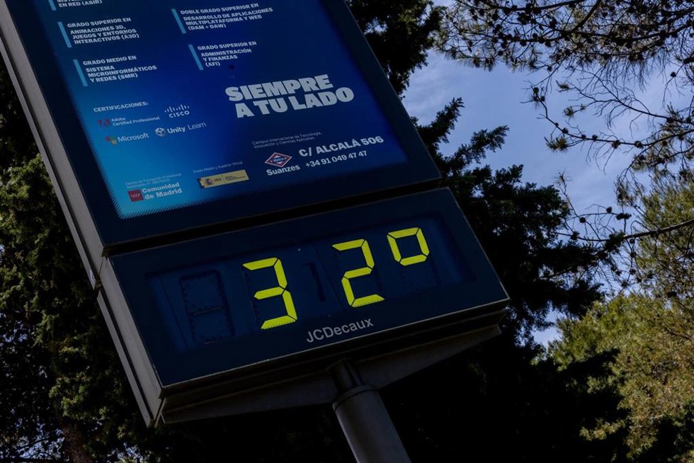 Un termómetro indica la temperatura, a 22 de mayo de 2026, en Madrid (España). El calor de pleno verano que podría dejar temperaturas récord para el mes de mayo y noches tropicales se mantendrá hasta la próxima semana, según la predicción de la Agencia Es