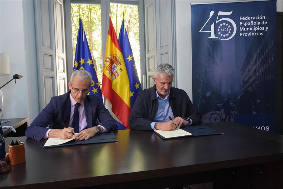 Acuerdo entre el secretario general de la Federación Española de Municipios y Provincias, Luis Martínez-Sicluna; y el director general de RE-VISTE, Sistema Colectivo de Responsabilidad Ampliada del Productor (SCRAP), Juan Ramón Meléndez Agudín