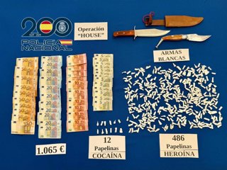 Armas, dinero y drogas incautadas en un operativo contra el tráfico de drogas en Jerez de la Frontera (Cádiz), donde se han detenido a cuatro personas, una de ellas un menor.