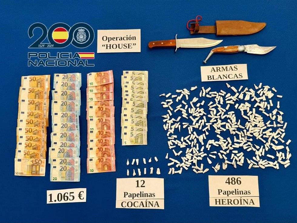 Armas, dinero y drogas incautadas en un operativo contra el tráfico de drogas en Jerez de la Frontera (Cádiz), donde se han detenido a cuatro personas, una de ellas un menor.