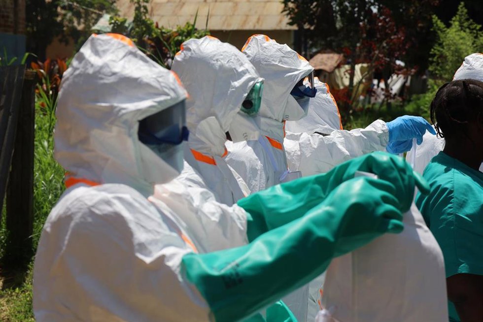 Trabajadores sanitarios con ropas protectoras durante unas labores de desinfección en Mongbwalu, provincia de Ituri, en el noreste de República Democrática del Congo (RDC), en el marco del último brote de ébola decretado en el país africano (archivo)