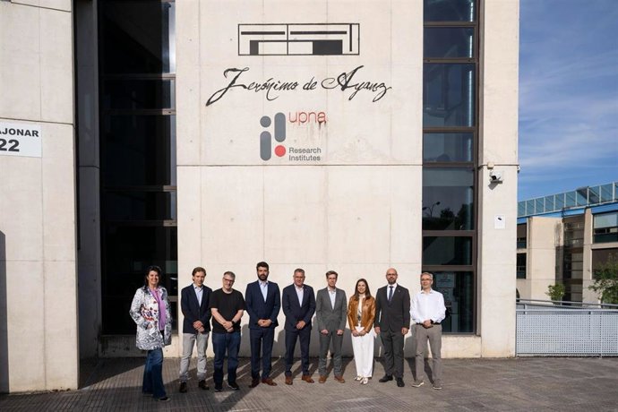 El consejero García, durante la visita de la delegación de IMEC a la UPNA