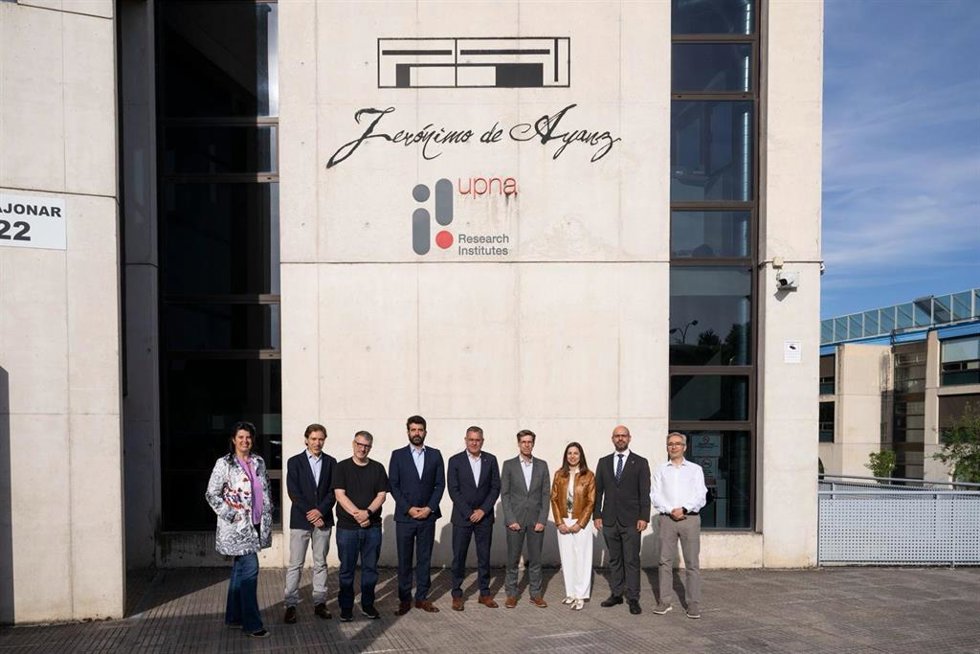 El consejero García, durante la visita de la delegación de IMEC a la UPNA