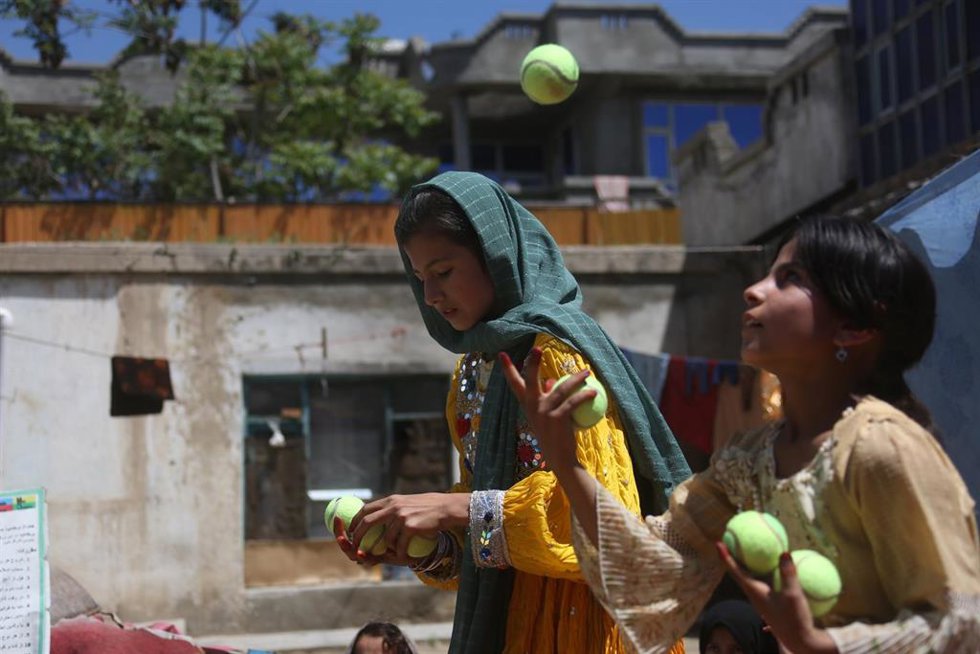 Varias niñas juegan en un patio del centro de Kabul, Afganistán 