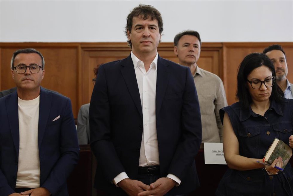 El hermano del presidente del gobierno David Sánchez (c); el exlíder del PSOE extremeño, Miguel Ángel Garrido (1i), y Elisa Moriano Morales (d), durante un juicio en la Audiencia Provincial de Badajoz, a 28 de mayo de 2026, en Badajoz.