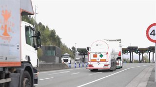 Archivo - Camiones de mercancías circulan por Bizkaia