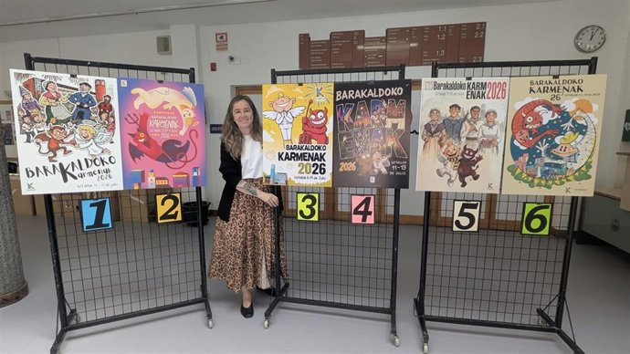 La concejala de Cultura, Nerea Cantero, con los carteles finalistas.