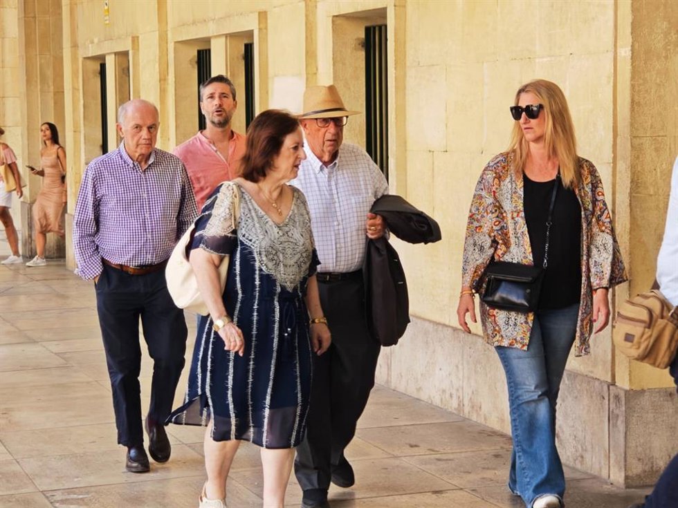 De España, con sombrero, en el centro de la imagen, a su llegada a la Audiencia de Alicante