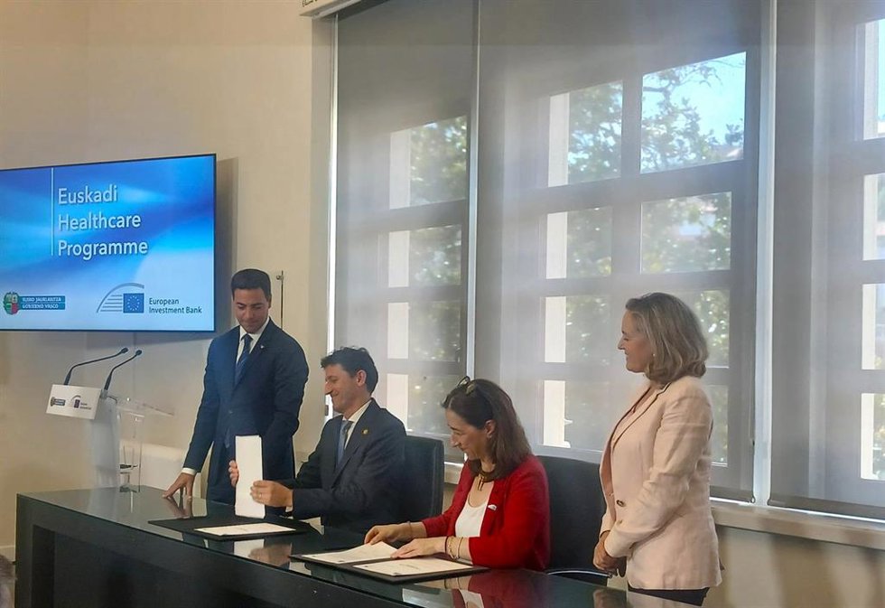 Imanol Pradales y Nadia Calviño asisten a la firma de un acuerdo de financiación para infraestructuras sanitarias de Euskadi, en el hospital de Basurto de Bilbao,