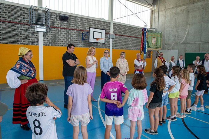 Alumnos del CEIP María Torner de Mompía (Santa Cruz de Bezana) participan en el proyecto 'El folclore en los colegios'