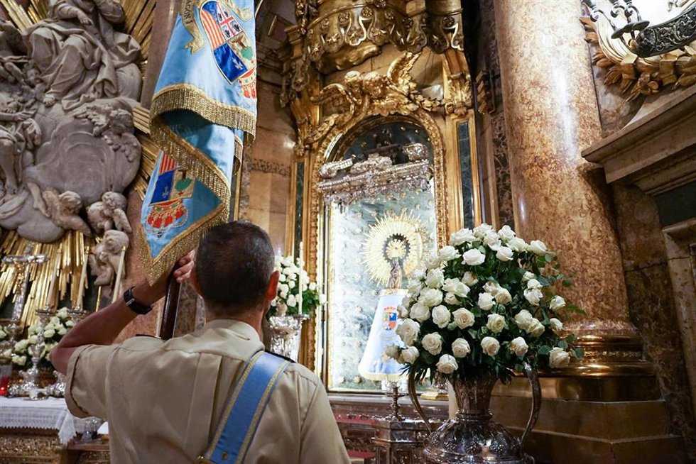 Ofrenda floral a la Virgen del Pilar llevada a cabo este 1 de junio por la  Brigada Aragón I dentro de los actos con motivo de su 40 aniversario.