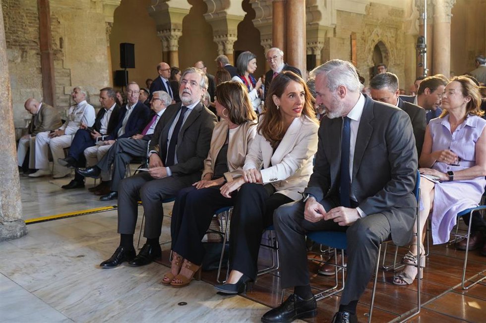 La presidenta de las Cortes de Aragón, María Navarro, y el presidente del Gobierno de Aragón, José Tudela, en el homenaje al jurista Pepe Tudela.