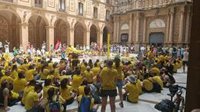 Els docents entren al claustre de l'abadia de Montserrat durant la vaga