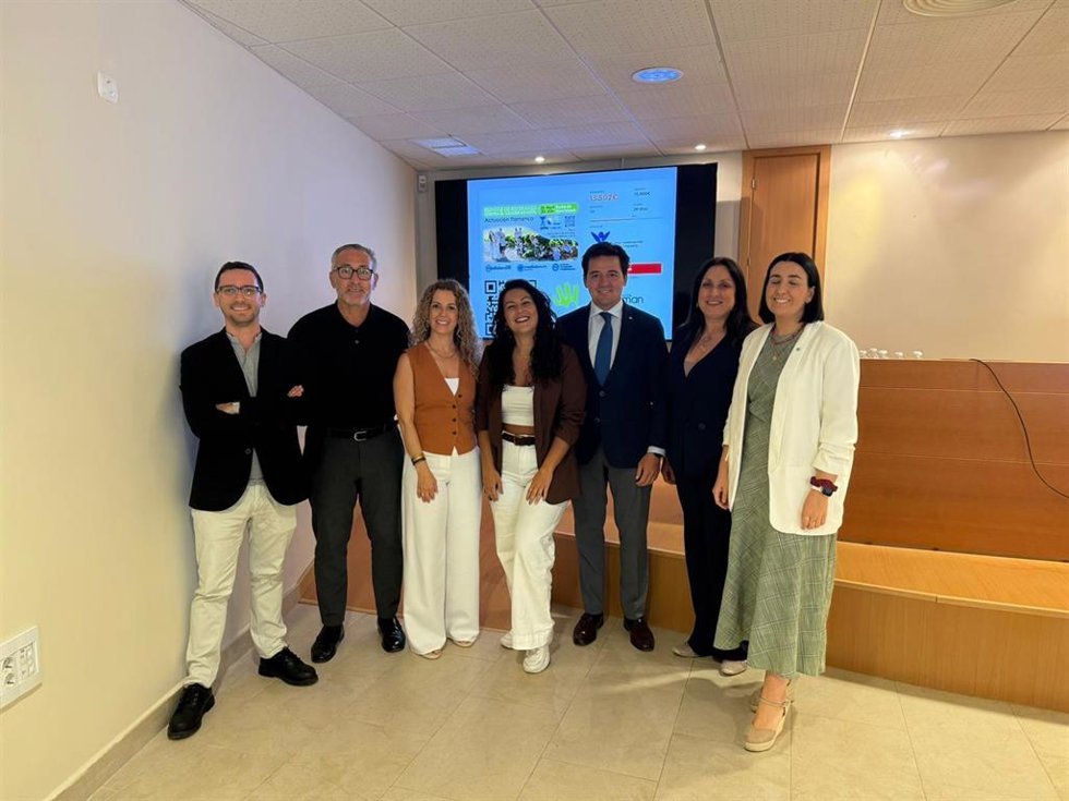 El delegado municipal de Deportes y Salud en el Ayuntamiento de Jerez de la Frontera, Tomás Sampalo, junto a responsables del proyecto Recaída 0