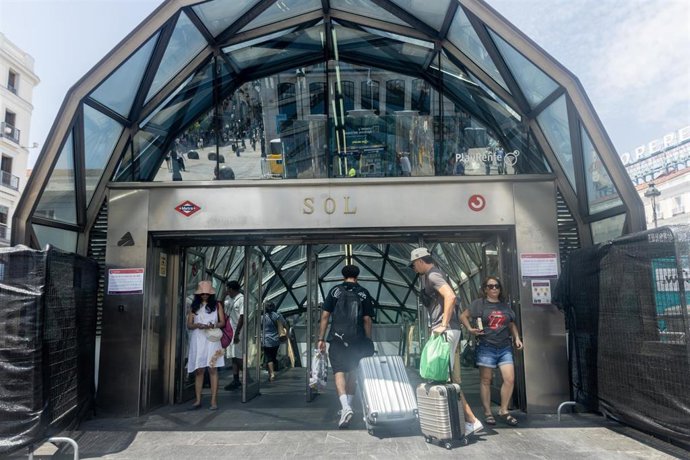 Archivo - Turistas con maletas, a 1 de julio de 2025, en Madrid (España). 
