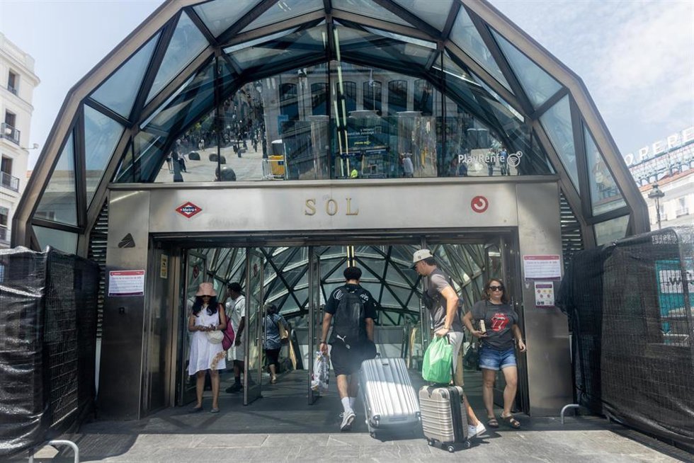 Archivo - Turistas con maletas, a 1 de julio de 2025, en Madrid (España). 