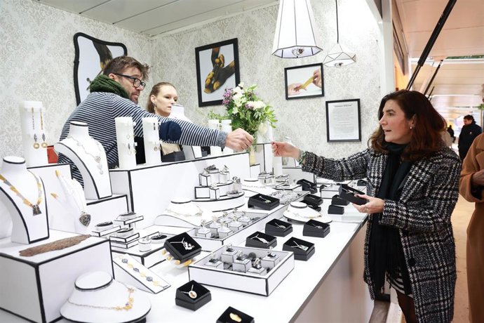 Archivo - La consejera de Empleo, Empresa y Trabajo autónomo de la Junta de Andalucía, Rocío Blanco, visita  la Feria de Artesanía Creativa de Sevilla en su 26ª edición. 