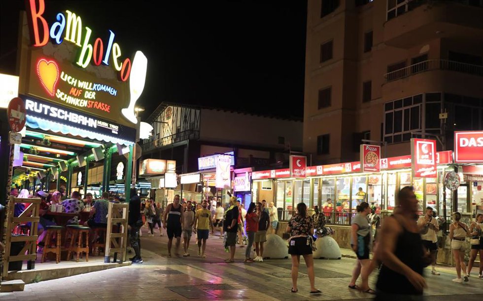Archivo - 09 July 2023, Spain, Palma: People linger on the ham road at Arenal beach. Photo: Clara Margais/dpa