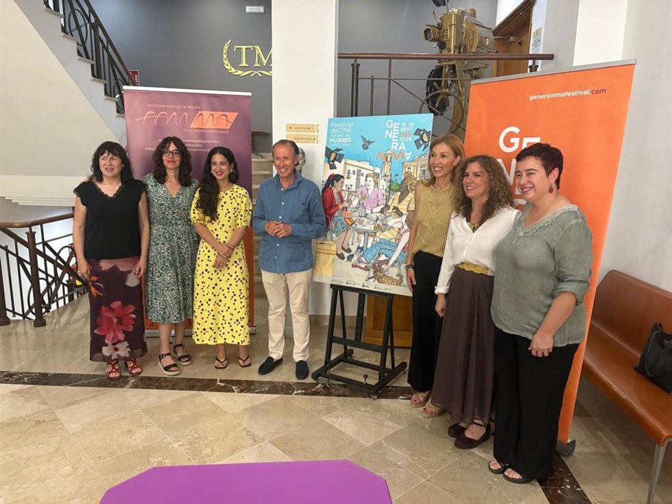 La responsable de Igualdad de la Diputación de Cádiz, Susana Sánchez Toro, el alcalde de Chiclana, José María Román, la delegada territorial de Cultura en Cádiz, Tania Barcelona, y la presidenta de Aamma, Pilar Crespo, presentando cartel de Generamma