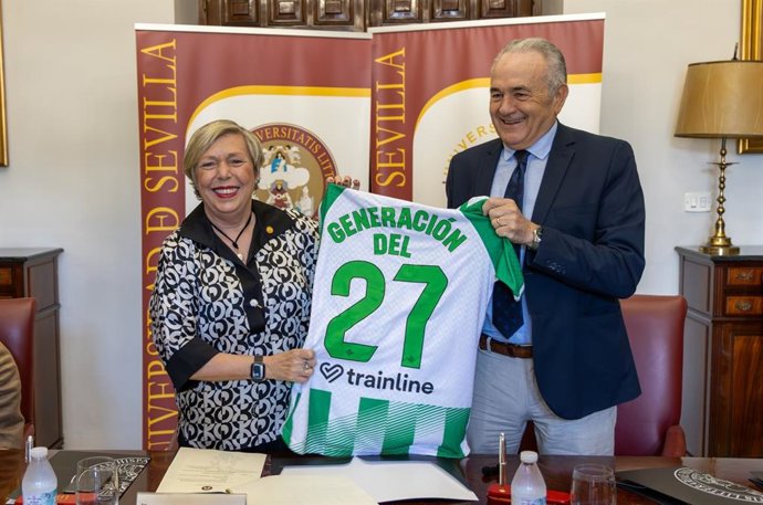 La rectora de la US y el presidente de la Fundación Real Betis, con una camiseta que rinde homenaje a la Generación del 27