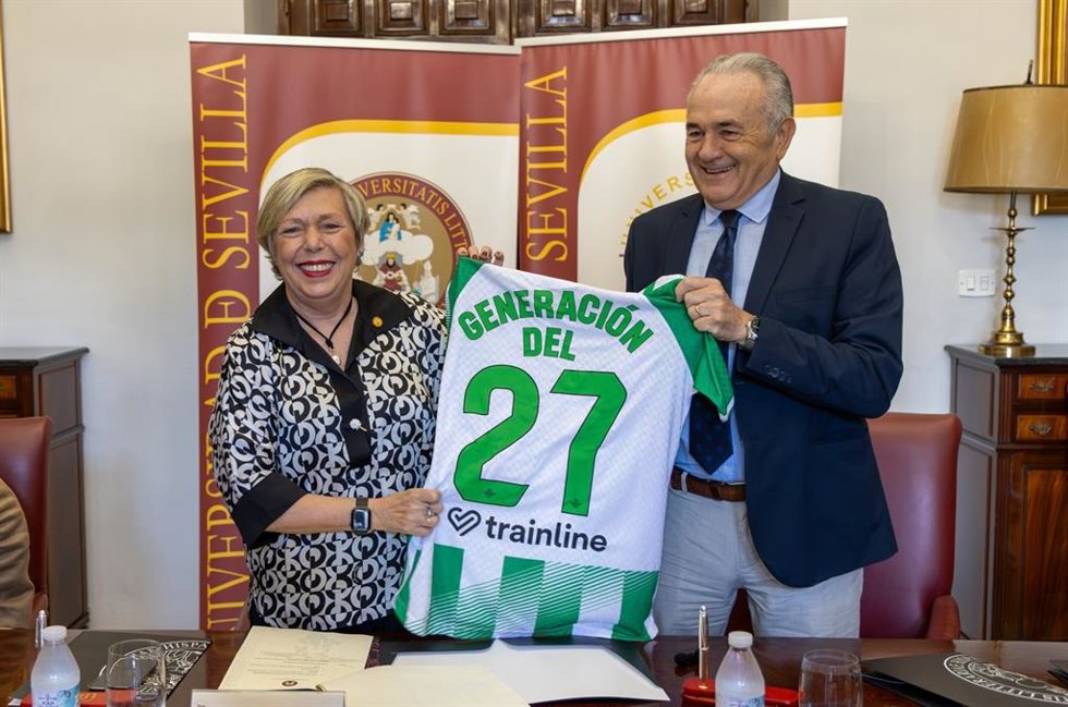 La rectora de la US y el presidente de la Fundación Real Betis, con una camiseta que rinde homenaje a la Generación del 27