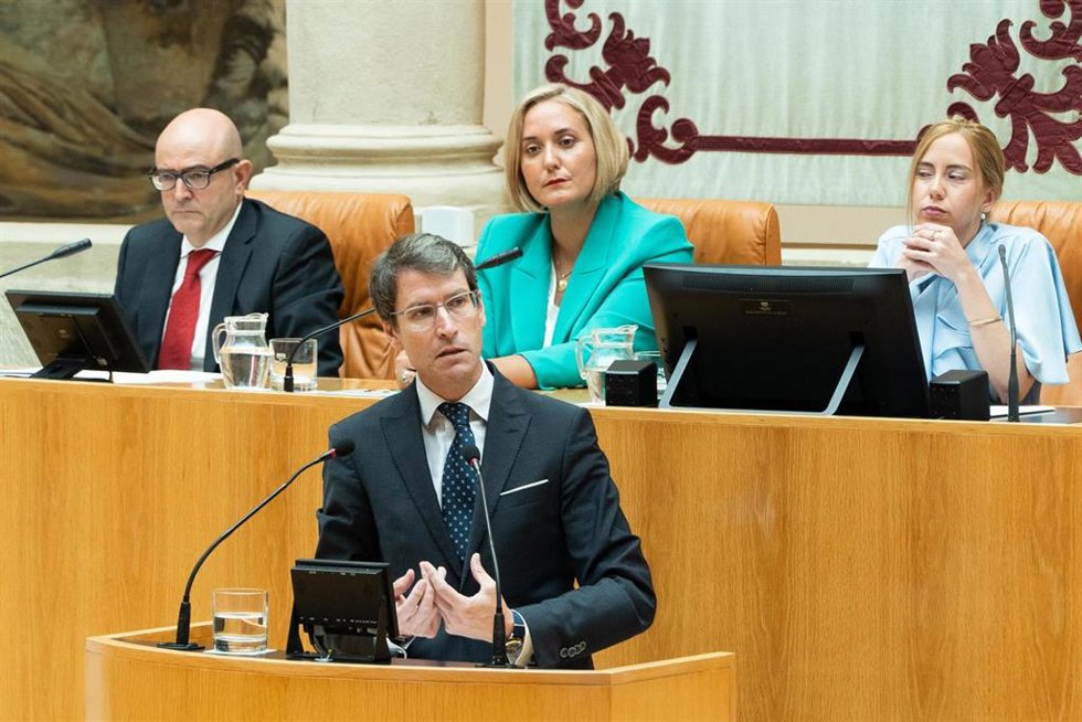 Archivo - El presidente del Gobierno riojano, Gonzalo Capellán, en el Parlamento riojano