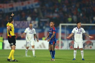 Futbol, Universidad de Chile vs Deportes Concepcion, campeonato 2026 Fecha 14, Liga de Primera 2026. El arbitro Mario Salvo muestra tarjeta roja a Diego Carrasco de Deportes Concepcion durante un partido de  primera disputado en el estadio Nacional en