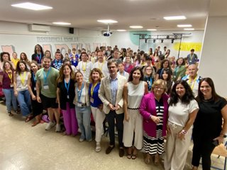 Autoridades y participantes en el encuentro final de la Red de Alumnado Mediador.