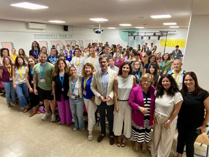 Autoridades y participantes en el encuentro final de la Red de Alumnado Mediador.