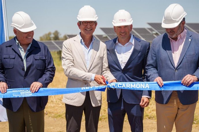 Inauguración de Rey Solar de Recurrent Energy, en Carmona (Sevilla), a la que ha asistido el consejero en funciones de Industria, Energía y Minas, Jorge Paradela.