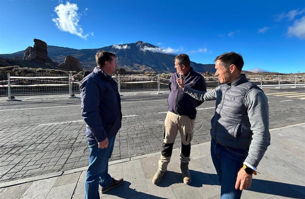 El consejero de Transición Ecológica y Energía del Gobierno de Canarias, Mariano Hernández, en una visita a los aparcamientos del Parque Nacional del Teide