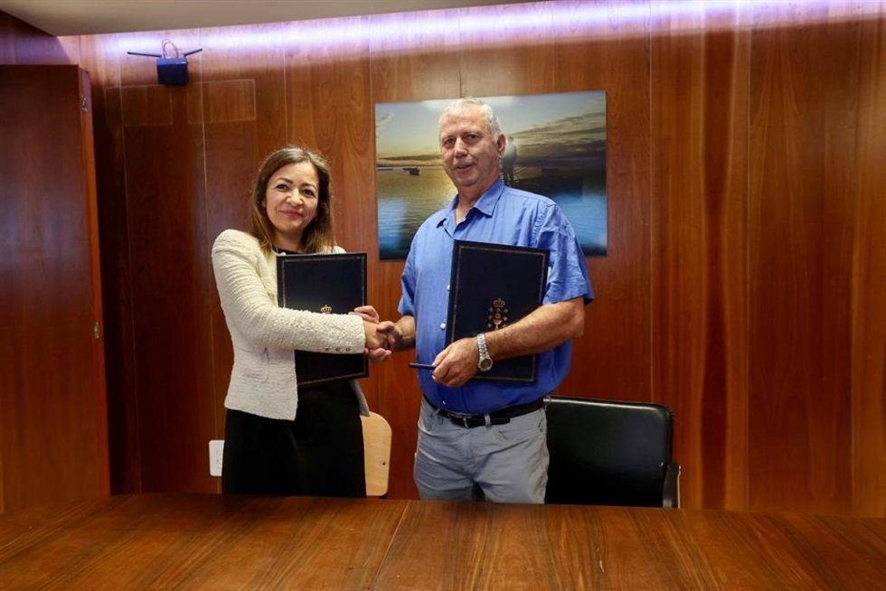 La conselleira do Mar, Marta Villaverde, y el patrón mayor de la Cofradía de Pescadores de Muros, Daniel Formoso Moledo