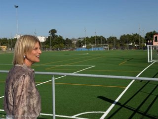 La alcaldesa de Jerez de la Frontera (Cádiz), María José García-Pelayo, en una visita a las instalaciones deportivas municipales de San Telmo,