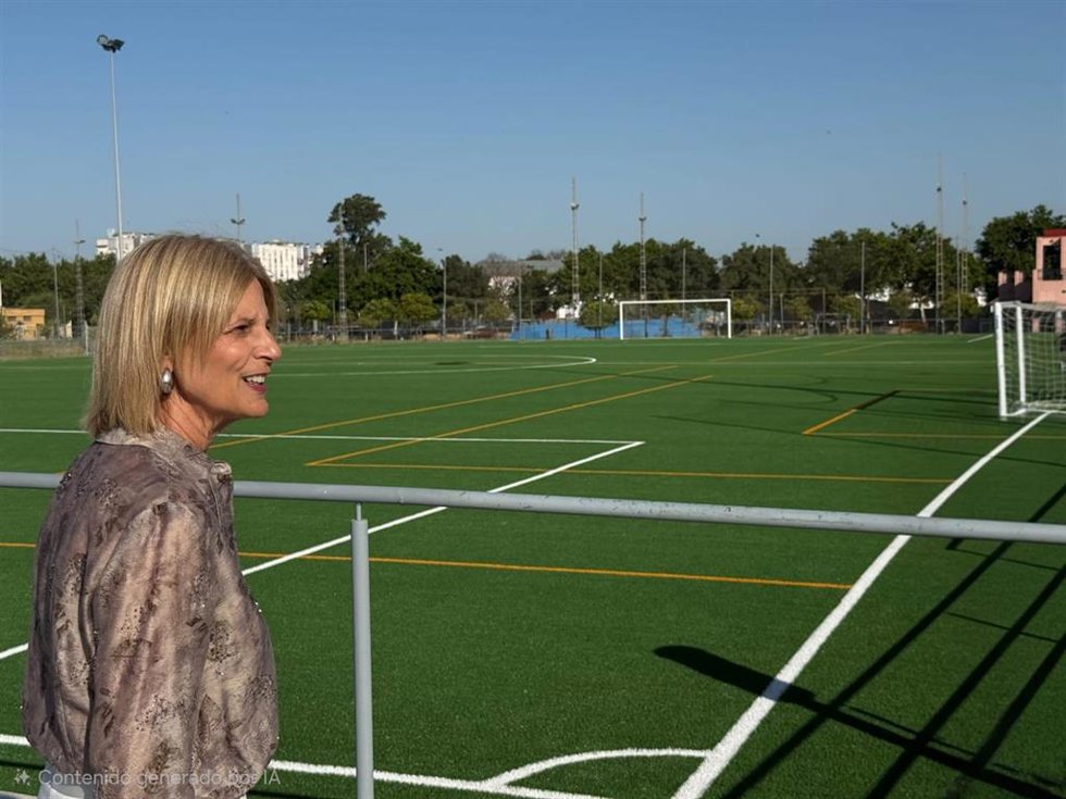La alcaldesa de Jerez de la Frontera (Cádiz), María José García-Pelayo, en una visita a las instalaciones deportivas municipales de San Telmo,