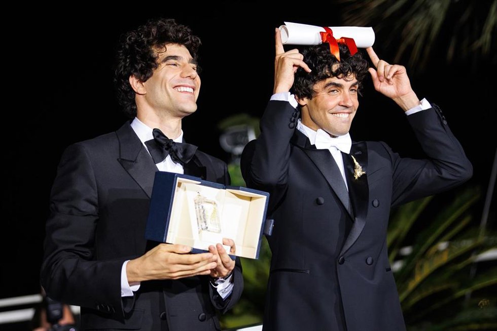Javier Calvo Y Javier Ambrossi Con El Premio A Mejor Dirección En Cannes Por La Bola Negra
