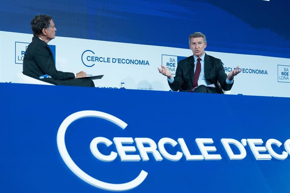 Archivo - El presidente del Cercle d'Economia, Jaume Guardiola, y el presidente del Partido Popular, Alberto Núñez Feijóo, durante a la 40 Reunió Cercle d'Economia, en el Palau de Congresos de Cataluña, a 6 de mayo de 2025, en Madrid (España). 