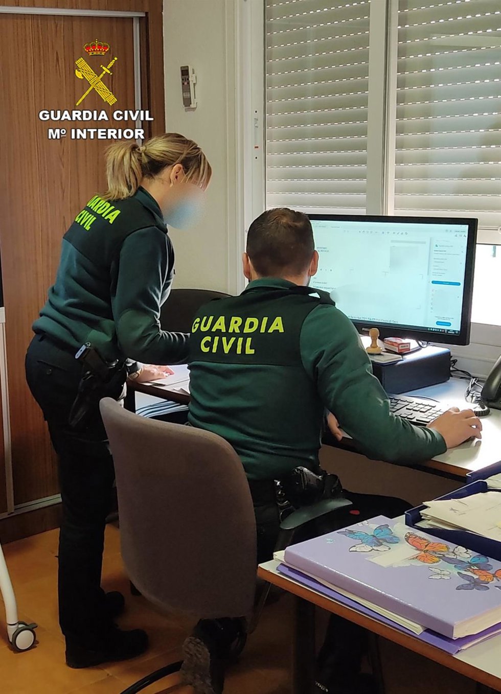 Archivo - Agentes de la Guardia Civil trabajando en una investigación en una foto de archivo
