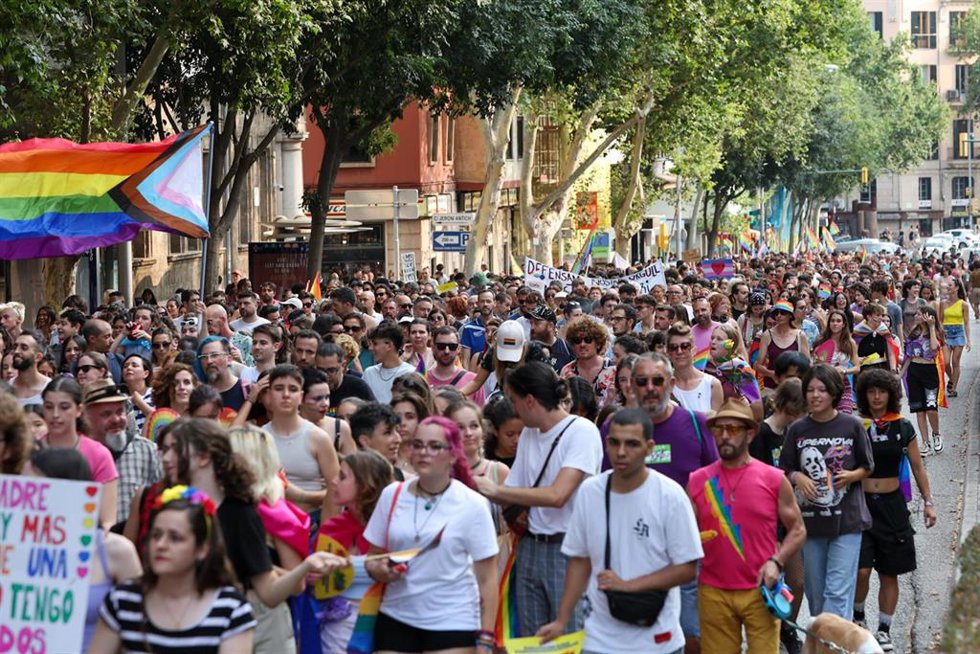 Archivo - Cientos de personas durante la manifestación del Orgullo LGTBIQ+