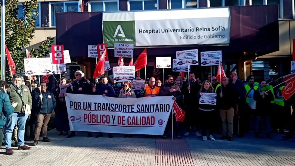 Archivo - Sindicalistas de UGT concentrados en el Reina Sofia de Córdoba para exigir el cumplimiento del convenio del servicio de ambulancias, en una imagen de archivo.