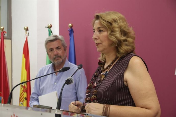 El portavoz del gobierno del Ayuntamiento de Córdoba, Miguel Ángel Torrico, y la teniente de alcalde delegada de Servicios Sociales y Participación Ciudadana, Eva Contador, en rueda de prensa.