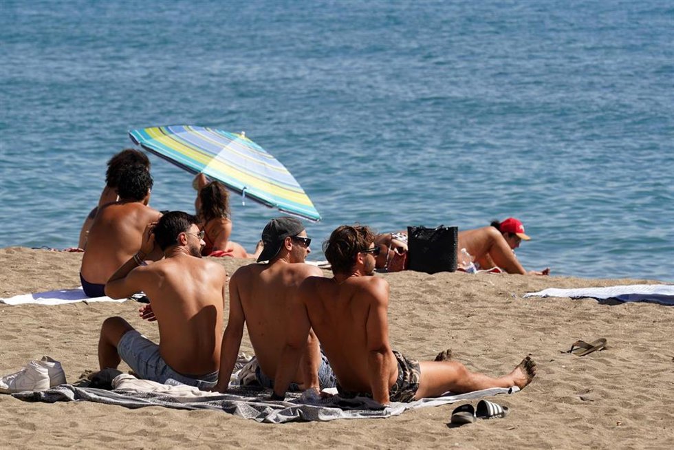 Archivo - Las playas de la costa de Málaga se llenan de personas ante el calor. Imagen de archivo. 